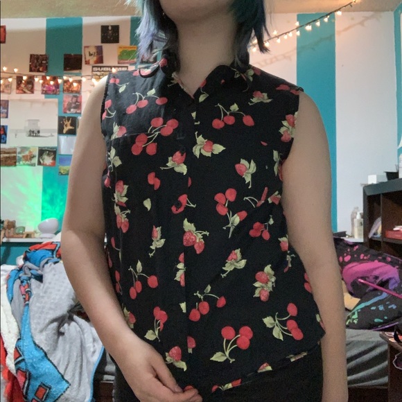 Gloria Vanderbilt cherry sleeveless button up - Picture 3 of 6